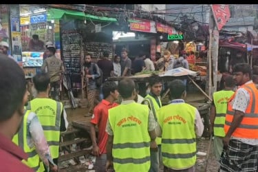 সাভারে ঢাকা আরিচা মহাসড়কের দুই পাশে ফুটপাতে হকার উচ্ছেদ অভিযান