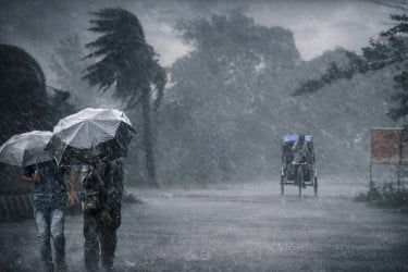 সকালের মধ্যে হতে পারে ৬০ কিমি বেগে ঝড়ো হাওয়াসহ বৃষ্টি