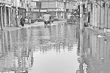 সামান্য বৃষ্টিতেই হাঁটুপানি