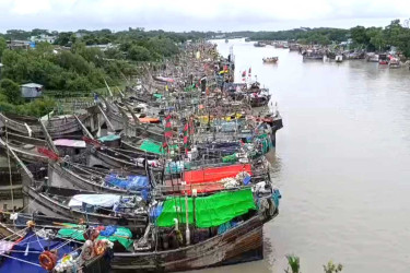 মাছের দেখা নেই উত্তাল সাগরে, নিরাপদ আশ্রয়ে শত শত ট্রলার