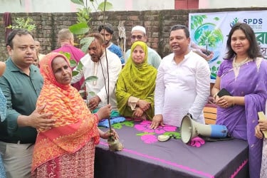 ঠাকুরগাঁওয়ে ২০০ মানুষের মাঝে গাছের চারা বিতরণ