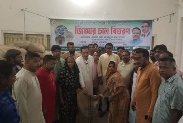 শেরপুরে বন্যায় ক্ষতিগ্রস্তদের মধ্যে চাল বিতরণ