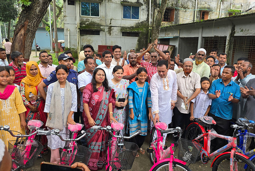 শেরপুরে শিক্ষাবৃত্তি ও বাইসাইকেল বিতরণ