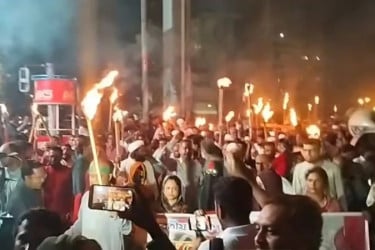 ভারতীয় দূতাবাস অভিমুখে ‘আজাদ পার্টির’ মশাল মিছিল, বাধা পুলিশের