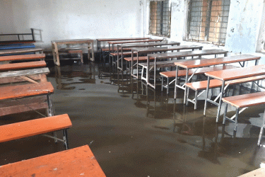 লালপুরে শ্রেণিকক্ষে হাঁটুপানি, সাময়িক ছুটি ঘোষণা