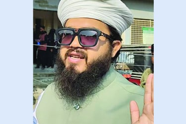 ‘এই মিয়া চুপ করেন, একেবারে খেয়ে ফেলব’