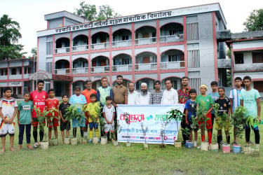স্বরূপকাঠিতে খুদে ফুটবলারদের মাঝে শুভসংঘের গাছের চারা বিতরণ