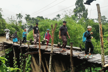 দুই জেলার সীমানায় পড়ে ১৪ বছরেও পুনর্নির্মিত হয়নি সেতুটি