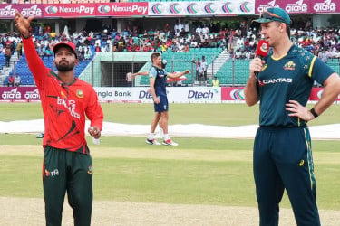 একাদশে তিন পরিবর্তন নিয়ে টসে জিতে ব্যাটিংয়ে বাংলাদেশ