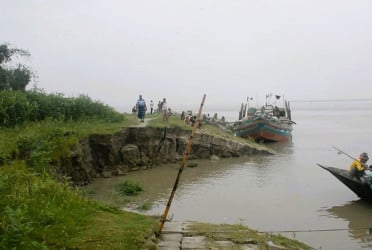 যমুনার তীর রক্ষা বাঁধে ধস, আতঙ্কে স্থানীয় বাসিন্দারা