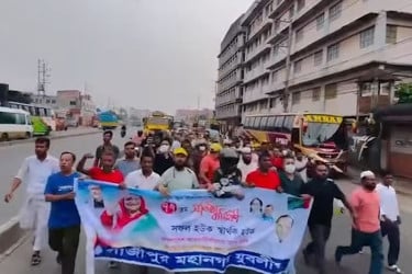 গাজীপুরে যুবলীগের মিছিল, পুলিশ দেখে ‘সামনে আসবি না, মাইরা ফালামু’ বলে হুমকি