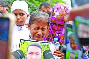 মিয়ানমারে আটক ২৭ জেলেকে ফেরাতে স্বজনদের মানববন্ধন