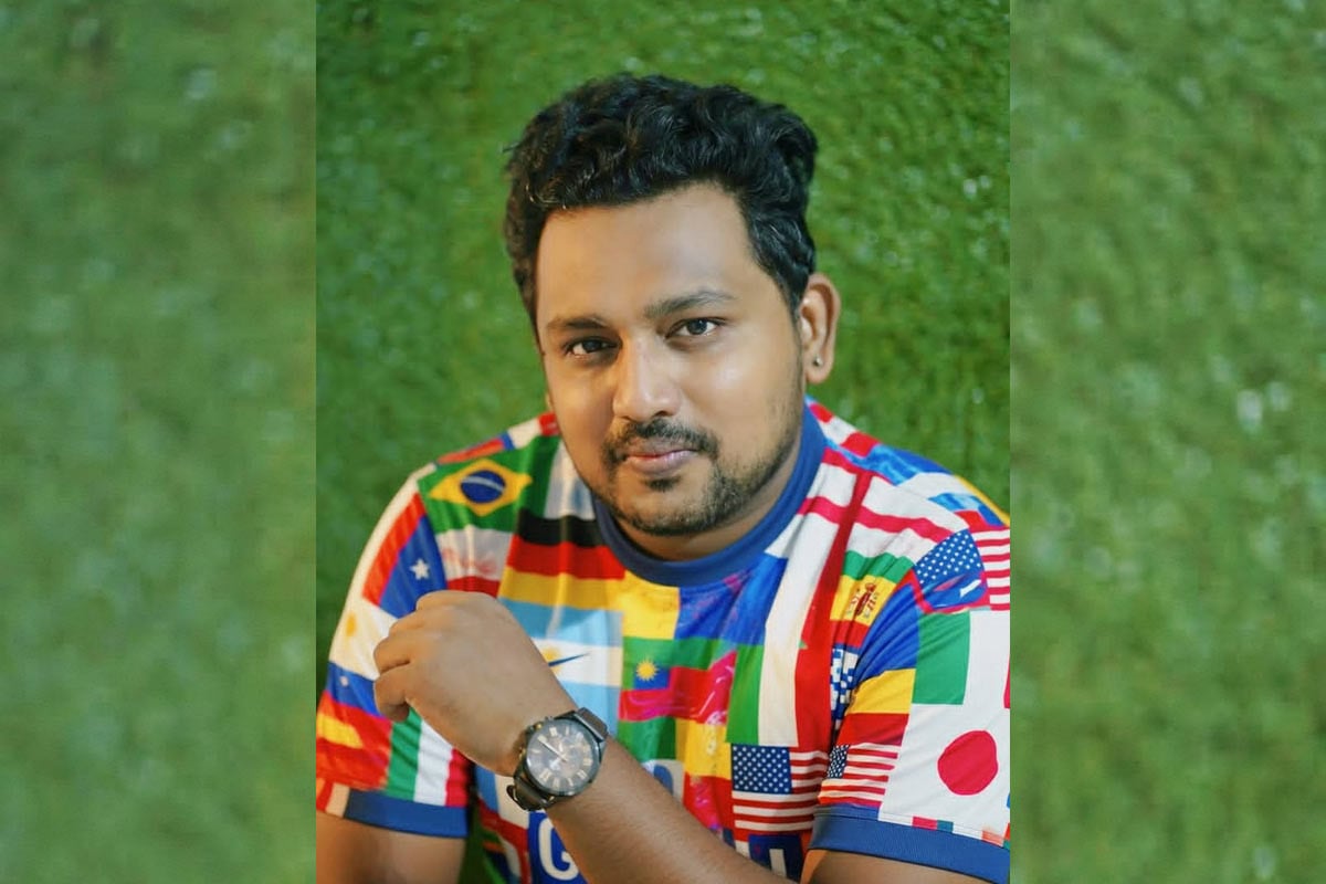 বিশ্বকাপের উন্মাদনায় খন্দকার বাপ্পির ‘ফুটবলের জয়গান’