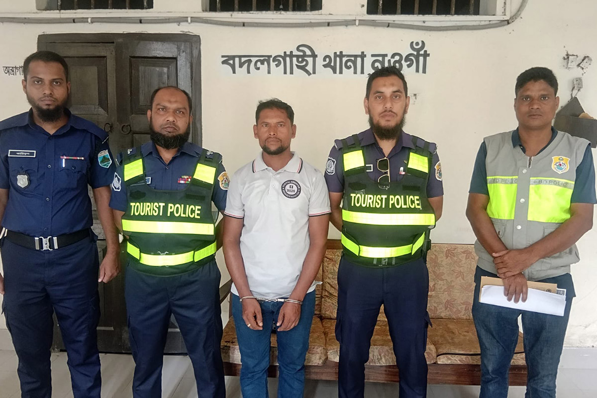 নওগাঁয় চীনা পর্যটককে হেনস্তা, টিকটকার ‌‘হিরো নানা’ আটক