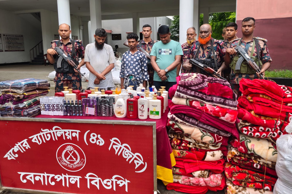 বেনাপোলে কোটি টাকার পণ্য পাচারের চেষ্টাকালে সহকারী রাজস্ব কর্মকর্তাসহ আটক ৩
