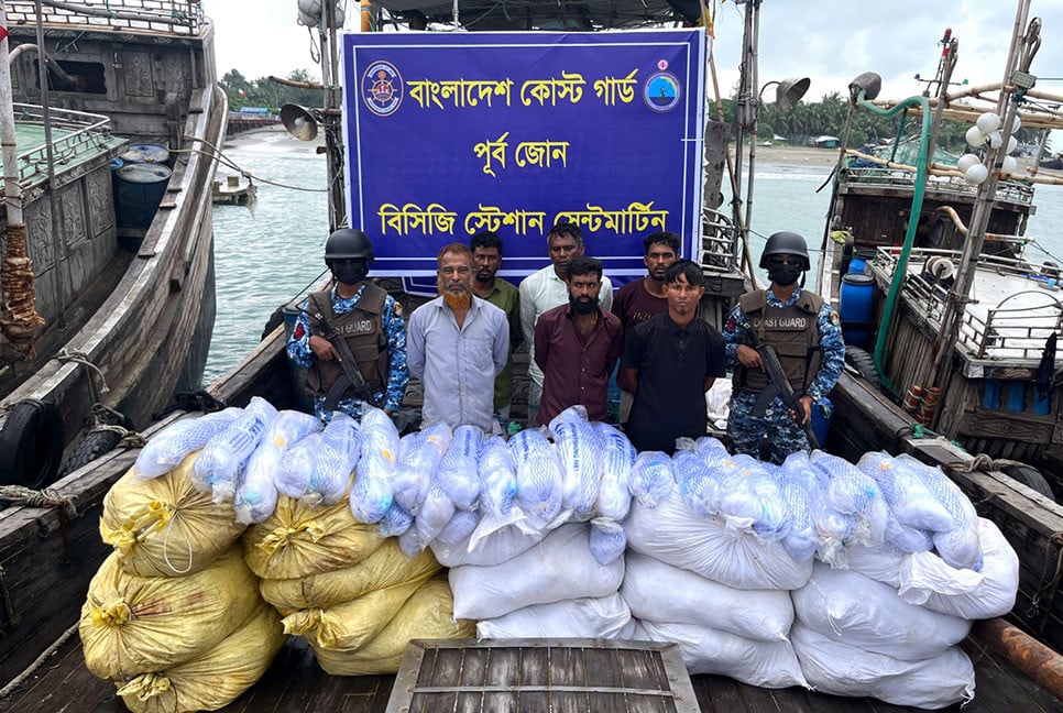 সেন্টমার্টিনে অবৈধ কারেন্ট জালসহ আটক ৬