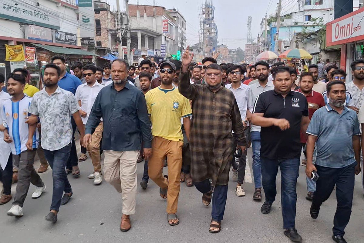 আওয়ামী লীগের নৈরাজ্যের প্রতিবাদে জয়পুরহাটে ছাত্রদলের মিছিল