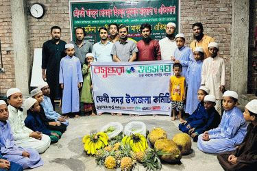 ফেনীতে এতিম শিশুদের মাঝে মৌসুমি ফল বিতরণ করল বসুন্ধরা শুভসংঘ