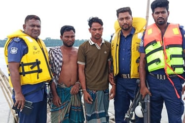 ইলিশা নদীতে চাঁদা আদায়ের সময় দুই চাঁদাবাজ আটক