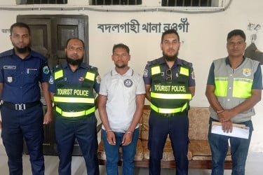 নওগাঁয় চীনা পর্যটককে হেনস্তা, টিকটকার ‌‘হিরো নানা’ আটক