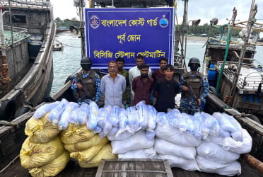 সেন্টমার্টিনে অবৈধ কারেন্ট জালসহ আটক ৬
