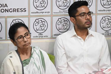 মমতা-অভিষেককে বাদ দিয়ে তৃণমূলের আলাদা কমিটি বিদ্রোহীদের