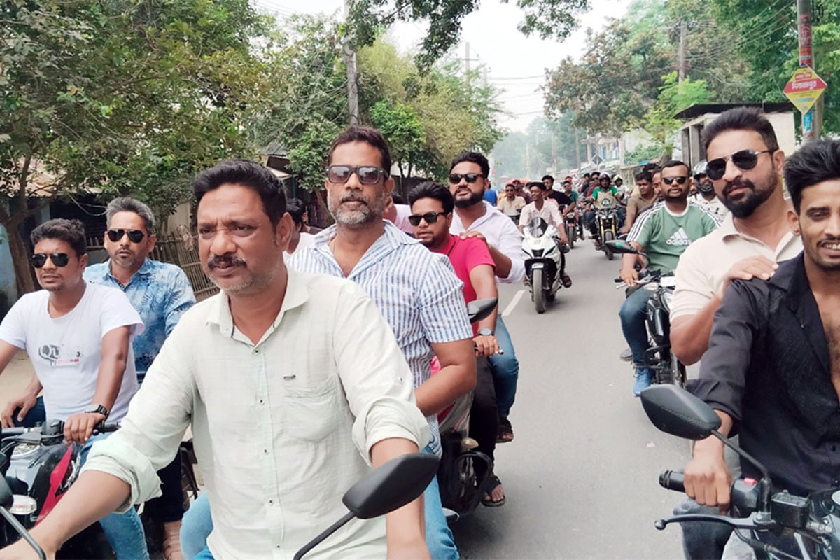 দিনাজপুরে স্বেচ্ছাসেবক দলের মোটরসাইকেল শোডাউন