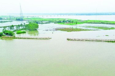 বাড়ছেই নদনদীর পানি বিভিন্ন অঞ্চলে বন্যা