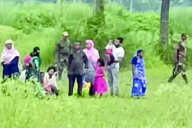 চাঁপাই সীমান্তে ১৬ দিনে ৬৪ জনকে পুশইনের চেষ্টা