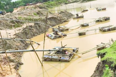 সিলেটে সমতলও গিলছে বালুখেকোরা