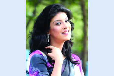 কবির ভূমিকায় মৌ