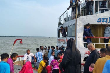 মেঘনায় লঞ্চ বিকল, ৯৯৯-এ ফোনকলে নারী-শিশুসহ ৮০ যাত্রী উদ্ধার
