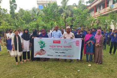 তালায় বসুন্ধরা টিস্যু ও শুভসংঘের উদ্যোগে শিক্ষার্থীদের মাঝে গাছের চারা বিতরণ