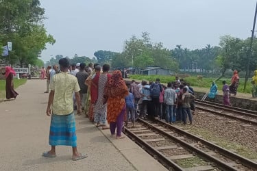 জয়পুরহাটে ট্রেনে কাটা পড়ে যুবক নিহত