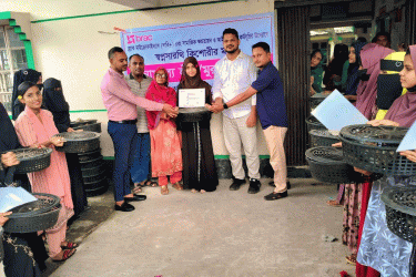 কলাপাড়ায় ৩৪ কিশোরীর মাঝে হাঁস-মুরগি বিতরণ