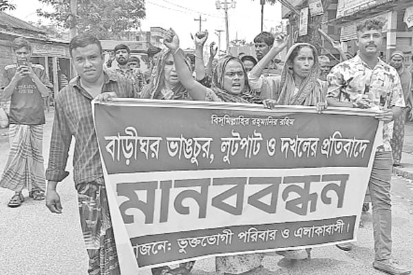 বাড়ি দখলে নিতে হামলা ভাঙচুর লুট