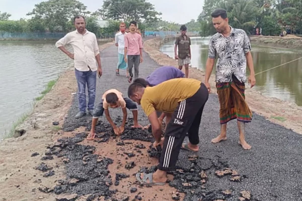 হাত দিয়ে টানতেই উঠছে নতুন রাস্তার পিচ, কাজ বন্ধ করে দিলো জনতা