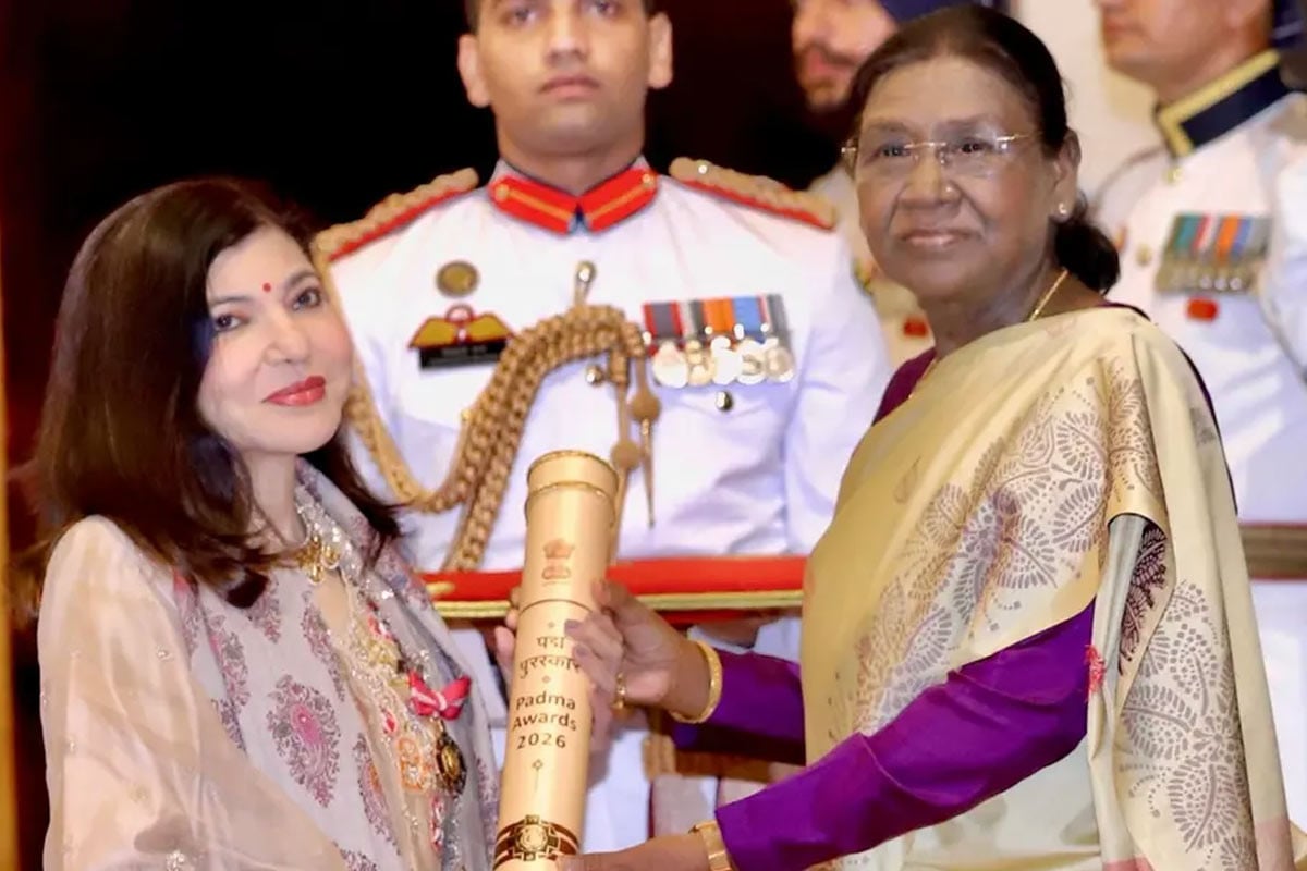 মঞ্চে হাঁটতেই কষ্ট, তবু হাসিমুখে পদ্মভূষণ নিলেন অলকা