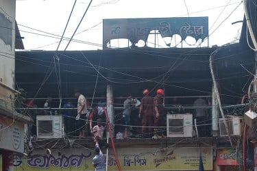 চাঁপাইনবাবগঞ্জ নিউমার্কেটে আগুন
