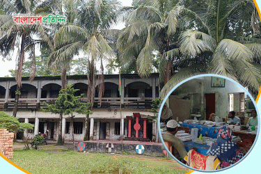 জরাজীর্ণ ভবনে ধুঁকছে বিদ্যালয়টি, শিক্ষার্থী কমেছে তিন ভাগেরও বেশি