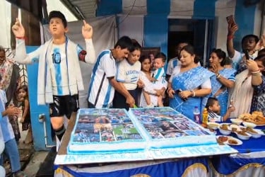 ৩৯ পাউন্ডের কেক কেটে পশ্চিমবঙ্গে মেসির ৩৯তম জন্মদিন উদযাপন