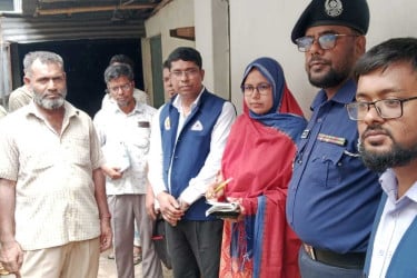 নোংরা পরিবেশে আইসক্রিম তৈরি, বগুড়ায় কারখানাকে জরিমানা