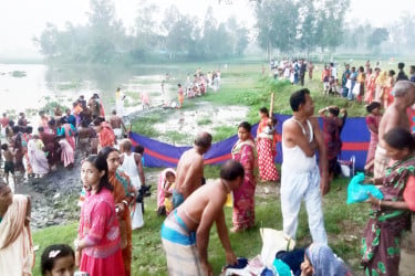 ঐতিহ্যবাহী ঋষিঘাটে গঙ্গাস্নান ও বারুণী মেলায় ভক্তদের ঢল