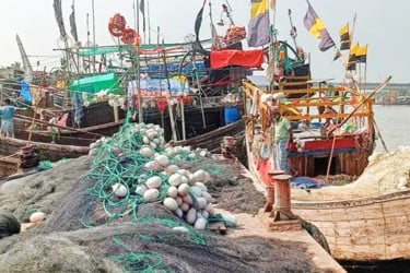 কাঙ্ক্ষিত ইলিশের দেখা নেই, হতাশ জেলেরা