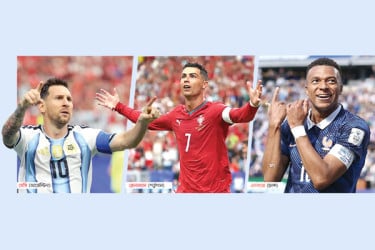 আলো ছড়াচ্ছেন তারকারা