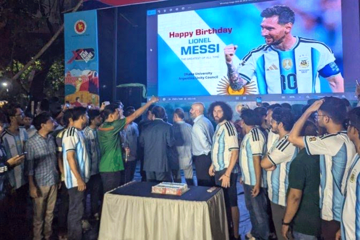 ঢাবিতে আর্জেন্টাইন রাষ্ট্রদূতকে নিয়ে মেসির জন্মদিন উদযাপন