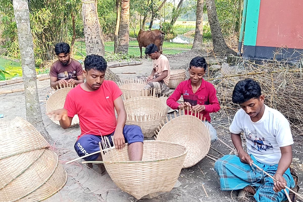 ঐতিহ্যের বাঁশ-বেত শিল্পে টিকে থাকার সংগ্রাম