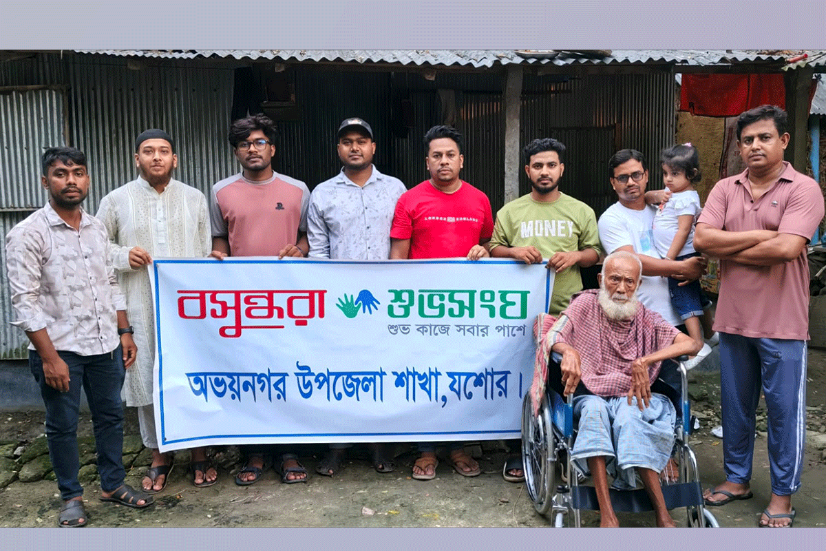 বসুন্ধরা শুভসংঘের উদ্যোগে অসুস্থ অসহায় বৃদ্ধ পেলেন হুইল চেয়ার
