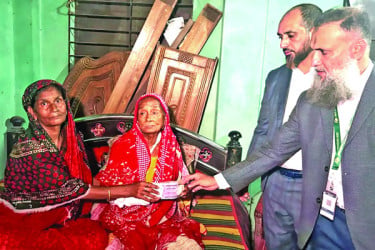 চিকিৎসা কষ্টে থাকা কাঙালিনী সুফিয়ার দায়িত্ব নিল আনভীর বসুন্ধরা গ্রুপ ফাউন্ডেশন