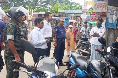 নোয়াখালীর মাইজদীতে ফুটপাত দখলের অভিযোগে ভ্রাম্যমাণ আদালতের অভিযান